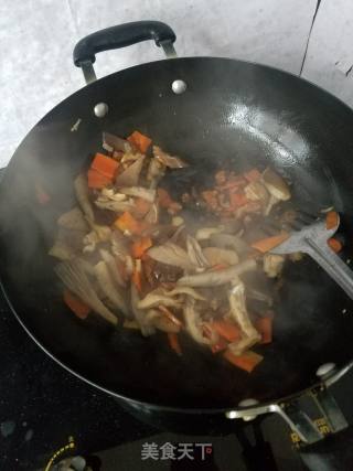 平菇胡萝卜炒肉的做法步骤：6