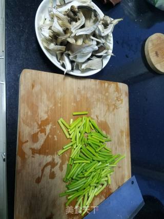 平菇蒜苔炒鸡蛋的做法步骤：2