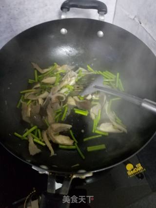 平菇蒜苔炒鸡蛋的做法步骤：6