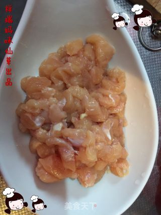 仙草阁私房菜（无肉不欢）--正月十五灯节酱爆鸡丁的做法步骤：1