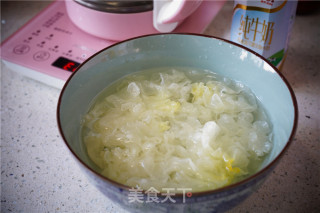 牛奶银耳桂花汤的做法步骤：2
