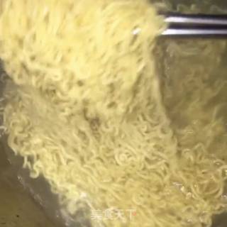 炒方便面的做法步骤：2