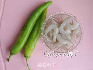 尖椒炒虾仁的做法步骤：1