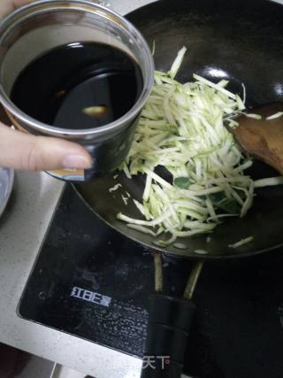腊八蒜炒西葫芦的做法步骤：5