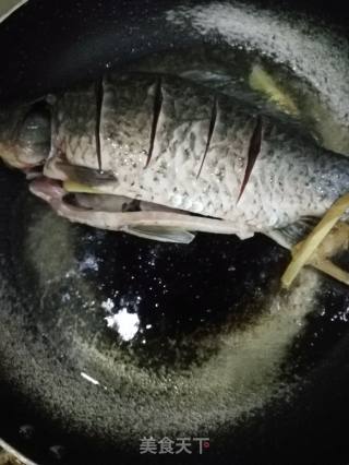 白鲫鱼豆腐汤的做法步骤：2