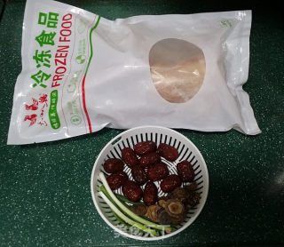 香菇红枣炖鸡汤的做法步骤：1