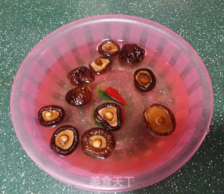 香菇红枣炖鸡汤的做法步骤：2