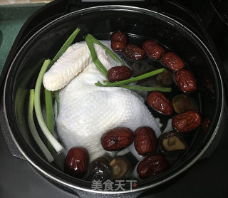 香菇红枣炖鸡汤的做法步骤：5