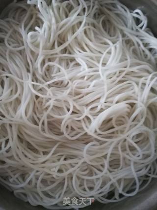 麻辣肉末米粉的做法步骤：1