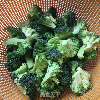 西兰花炒番茄的做法步骤：2