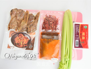 青菜香辣劲爆鸭头的做法步骤：2