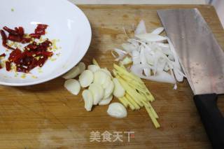 红烧鲫鱼的做法步骤：2