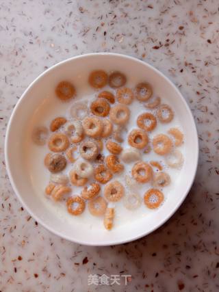 麦圈牛奶的做法步骤：2