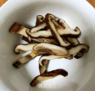 香菇鸡肉粥的做法步骤：4