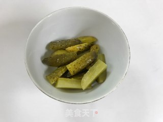 金针菇酸黄瓜培根卷的做法步骤：3