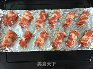 金针菇酸黄瓜培根卷的做法步骤：9