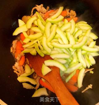 西葫芦炒肉的做法步骤：8