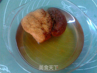 参芪猴菇炖鸽子的做法步骤：2