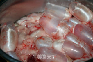 酱烧鱼鳔鱼杂的做法步骤：1