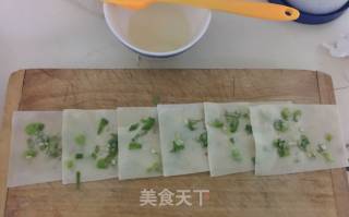 馄饨皮版葱油饼的做法步骤：2