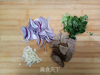木耳拌素火腿的做法步骤：2