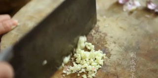 潮音潮人：肉卷炒西兰花的做法步骤：2