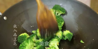 潮音潮人：肉卷炒西兰花的做法步骤：7