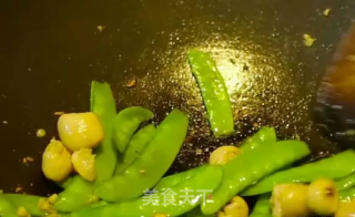 潮音潮人：豆瓣酱猪大肠炒荷兰豆的做法步骤：6
