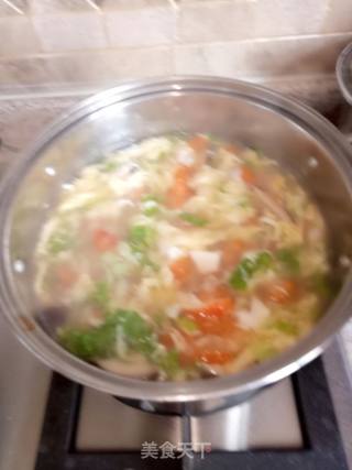 花样美食＃西红柿鸡蛋豆腐汤的做法步骤：5