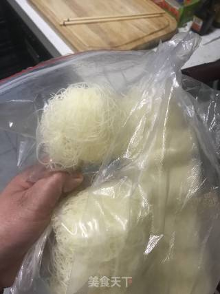 海鲜什锦米粉的做法步骤：1