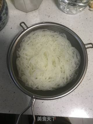 海鲜什锦米粉的做法步骤：3