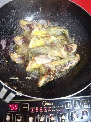 黄骨鱼炖豆腐的做法步骤：2