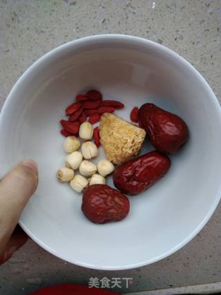 银耳莲子润肺汤的做法步骤：1