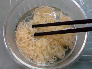 #花样美食#时蔬拌方便面的做法步骤：2