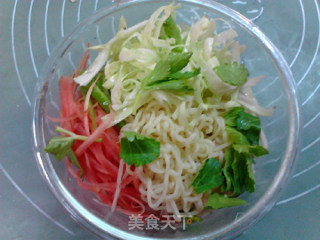 #花样美食#时蔬拌方便面的做法步骤：5