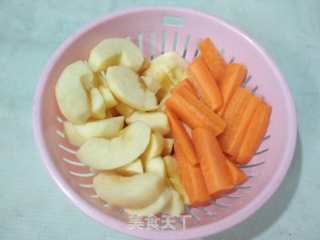 苹果红萝卜大鱼汤的做法步骤：2