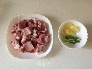 粉蒸排骨的做法步骤：1