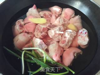 香菇炖猪蹄的做法步骤：2