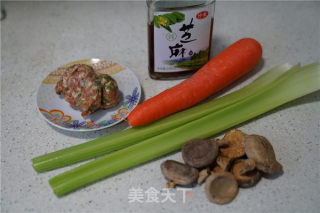 肉末香菇炒西芹的做法步骤：1