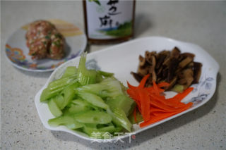 肉末香菇炒西芹的做法步骤：2