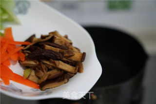 肉末香菇炒西芹的做法步骤：3