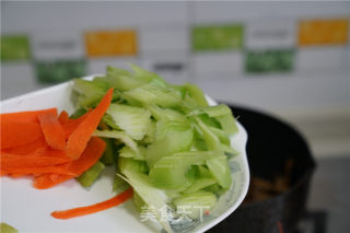 肉末香菇炒西芹的做法步骤：5