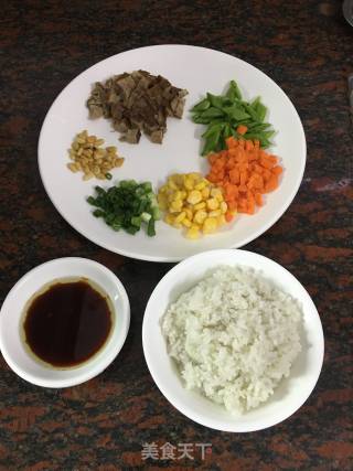 卤鹅肉炒饭的做法步骤：1