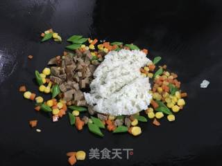 卤鹅肉炒饭的做法步骤：5