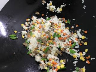 卤鹅肉炒饭的做法步骤：6