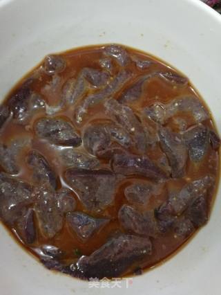 蒜苗炒猪肝的做法步骤：1