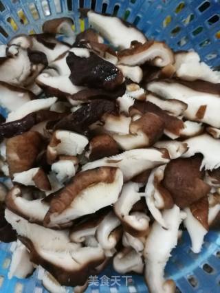 瘦肉炒香菇的做法步骤：1