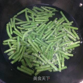 简易版干煸豆角的做法步骤：1