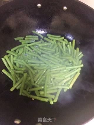 简易版干煸豆角的做法步骤：2