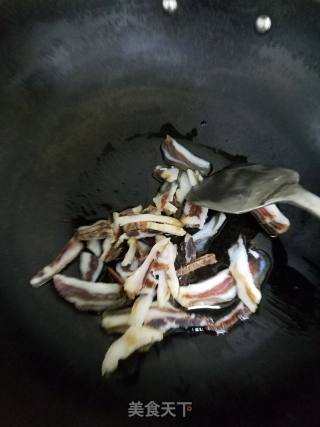 青蒜香干腊肉的做法步骤：2